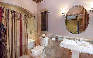 Home exchange in Calistoga CA, middle guest room's full bathroom
