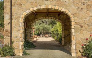 Home exchange in Calistoga CA with stone arched entryway