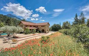 Home exchange in Calistoga CA with flowers and a bocce ball court