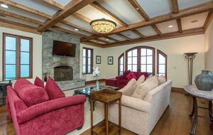 Home exchange in Calistoga CA, family room with fireplace and sofas