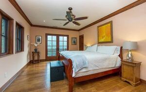 Home exchange in Calistoga CA, guest room with pool views & balcony
