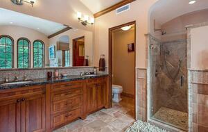 Home exchange in Calistoga CA, master bath with dual vanity