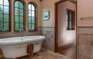 Home exchange in Calistoga CA, master bath soaking tub