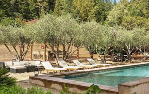 Home exchange in Calistoga CA, pool with lounge seating