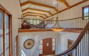 Home exchange in Calistoga CA, soaring ceilings from staircase