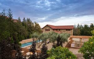 Home exchange in Calistoga CA, view of backyard from the guest cottage