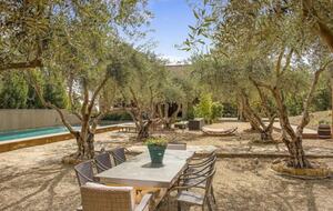 Home exchange in Calistoga CA, outdoor table that seats 8