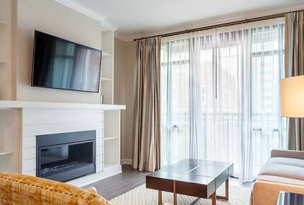 Home exchange in Charleston SC, living room with fireplace and TV