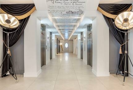 Home exchange in New Orleans LA, elevator hallway with ceiling designs