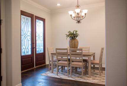 Home exchange in Farmers Branch TX, foyer table for 6