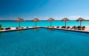 Home exchange in Cancun, Westin Resort pool overlooking the ocean