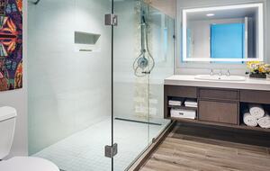 Home exchange in Cancun, lagoon view 2 bedroom villa master bathroom