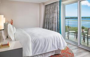 Home exchange in Cancun, lagoon view 2 bedroom villa master bedroom