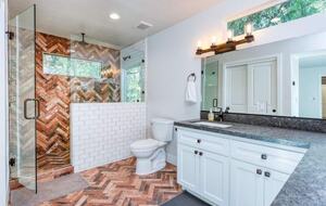 Home exchange in Bass Lake CA, second master bathroom