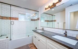 Home exchange in Bass Lake CA, full bathroom with tub/shower
