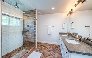 Home exchange in Bass Lake CA, master bath with walk-in shower