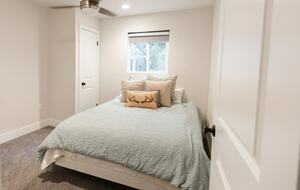Home exchange in Bass Lake CA, bedroom with queen-size bed