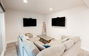 Home exchange in Bass Lake CA, family room with large sectional