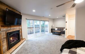 Home exchange in Bass Lake CA, master bedroom that opens to a deck