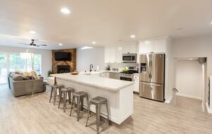 Home exchange in Bass Lake CA, kitchen with seating for 4 at the bar