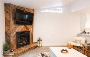 Home exchange in Bass Lake CA, fireplace & flatscreen in living room