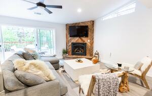 Home exchange in Bass Lake CA, living room with cozy seating