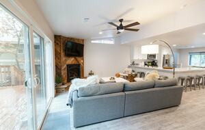 Home exchange in Bass Lake CA, living room that opens to a deck