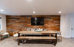 Home exchange in Bass Lake CA, table with bench seating in the kitchen
