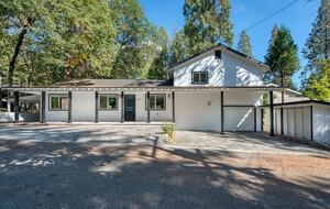 Home exchange in Bass Lake CA, exterior with driveway