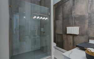 Home exchange in Spicewood TX, bathroom with walk-in shower