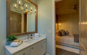 Home exchange in Spicewood TX, master bathroom with quartz counters
