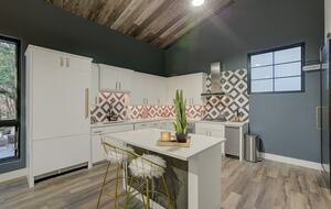 Home exchange in Spicewood TX, modern kitchen with small island