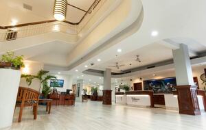 Home exchange in Honolulu HI, The Imperial Hawaii Resort lobby