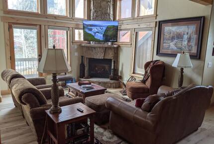 Home exchange in Frisco CO, living room with window views of Mt Royal
