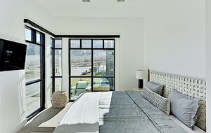 Designer Gem | Hot Tub & Bonus Room | Walk to Lift - Park City, Utah