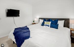 Home Exchange in Bella Vista, AR, king-sized guest bedroom