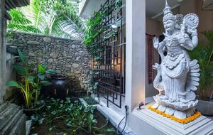 Home exchange in Ubud, Bali, entrance with pond and statue
