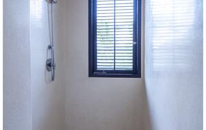 Home exchange in Ubud, Bali, master bathroom double shower