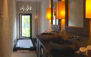 Home exchange in Ubud, Bali, master bath with sunken tub & garden view