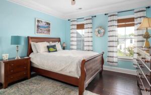 Comfortable beach-themed bedroom