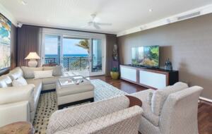 Home Exchange in Kahuku, HI, oceanfront living room with patio