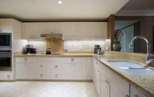 Home Exchange in Kahuku, HI, gourmet kitchen with granite counters