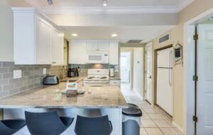 Home Exchange in Clearwater, FL triplex bottom floor second kitchen