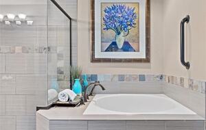 Home Exchange in Cle Elum, WA, master bath soaker tub