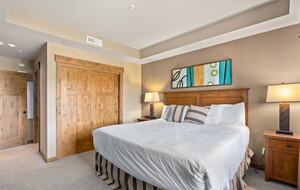 Home Exchange in Cle Elum, WA, master bedroom with king bed