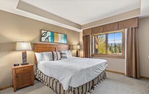 Home Exchange in Cle Elum, WA, master bedroom with king bed