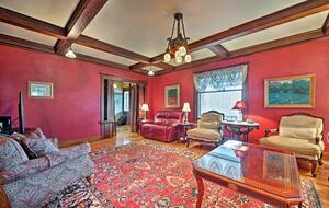 Home Exchange in Auburn, WA, family room with vintage vibes