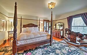 Home Exchange in Auburn, WA, first master bedroom with king bed