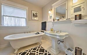 Home Exchange in Auburn, WA, guest bathroom with tub