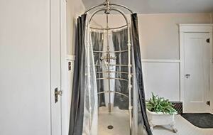 Home Exchange in Auburn, WA, charming stand up shower